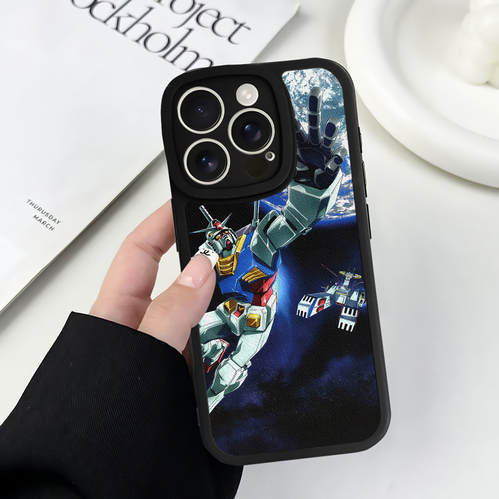 （画像用） 機動戦士ガンダム Mobile Suit Gundam 【iPhone 16シリーズ対応】シリコンスマホケース（レザー調） 材質：シリコン